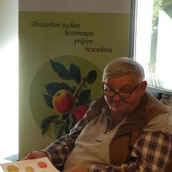 Friedrich Renner ist 1. Vorsitzender der Gesellschaft für Pomologie und Obstsortenerhaltung Bayern; hier ist er nach einem anstrengenden Tag voller Bestimmungsarbeit immer noch entspannt und locker.