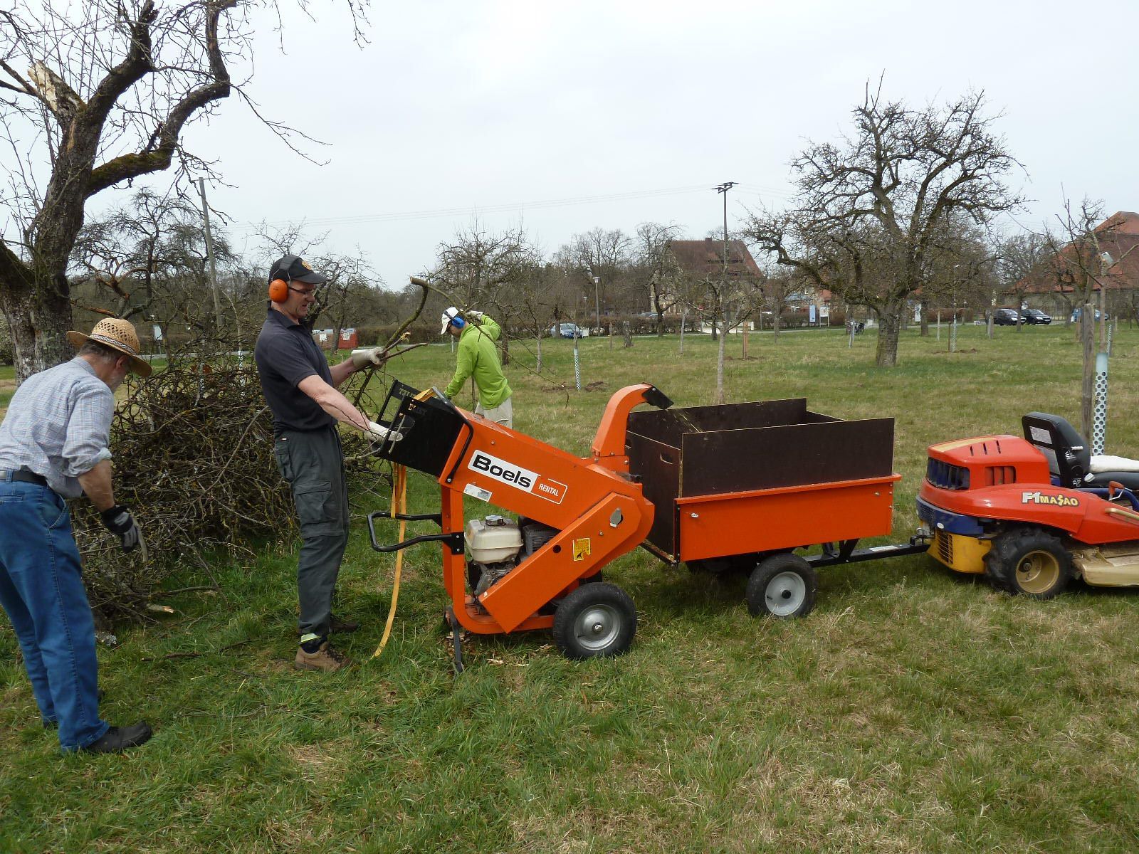 Im April häckseln wir den Astbruch und geschnittene Äste mit einem geliehenen Häcksler.