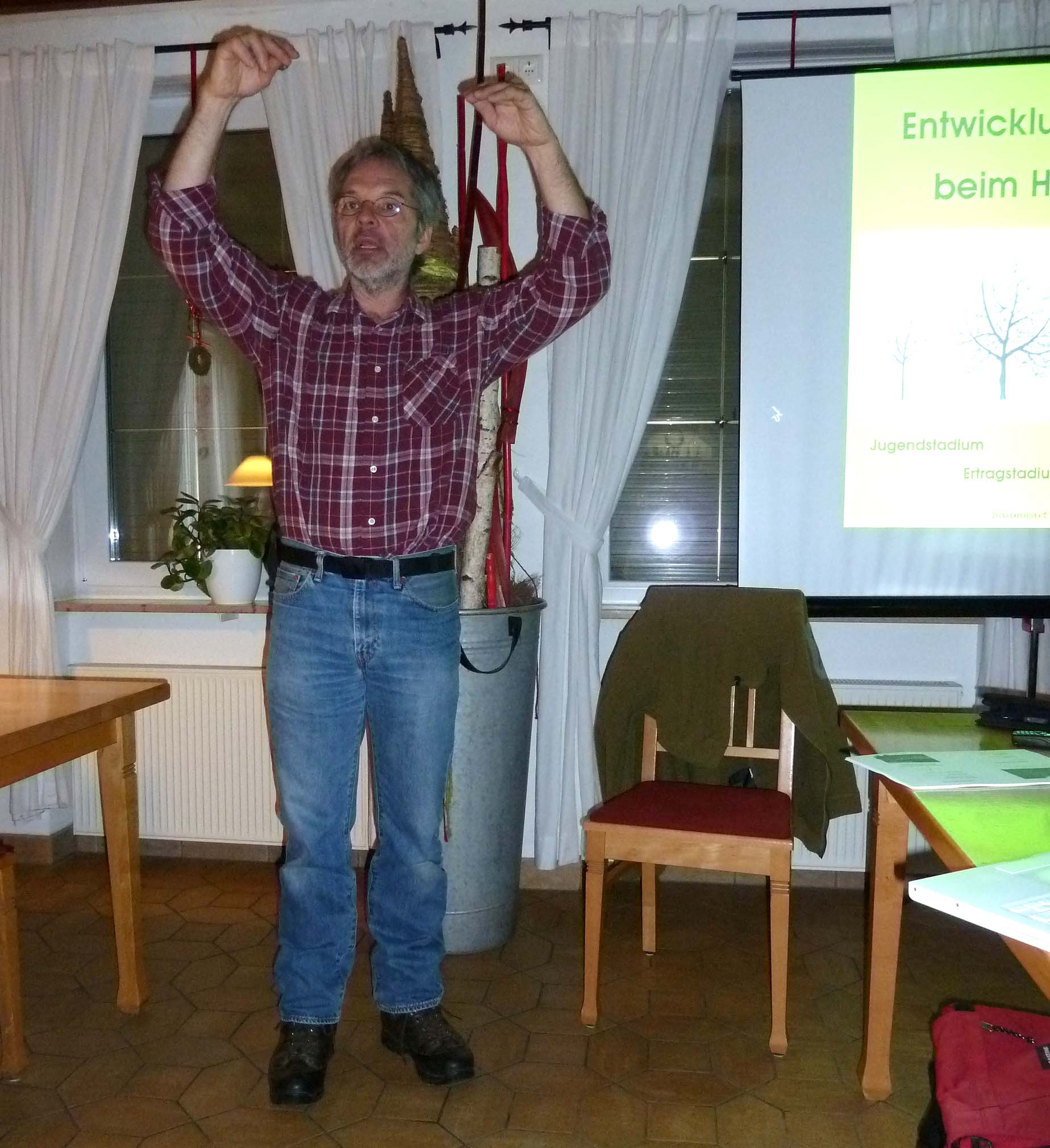 Referent Roger Beuchert beim Obstbaumschnittkurs am 14. März 2015, Theorie