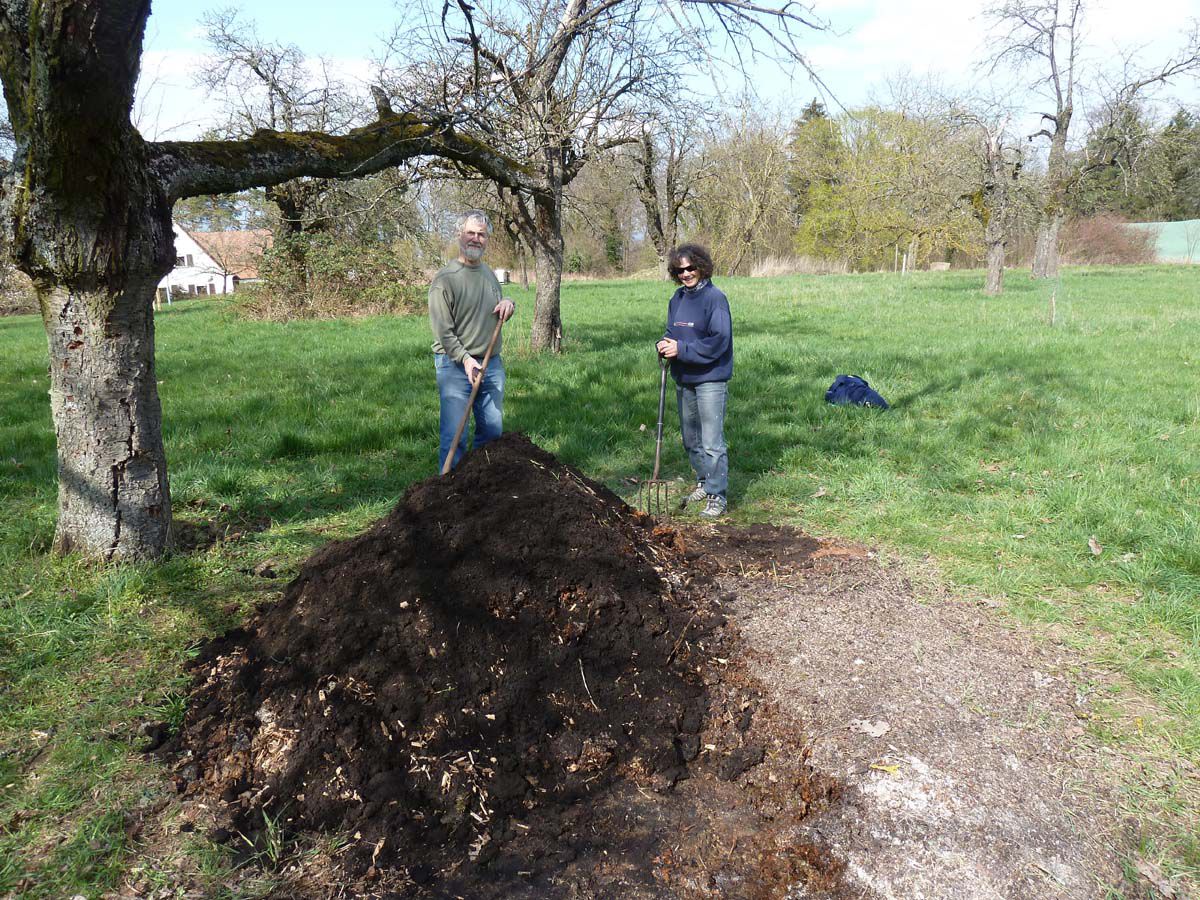 Aufsetzen des Komposthaufens am 6. April 2016 