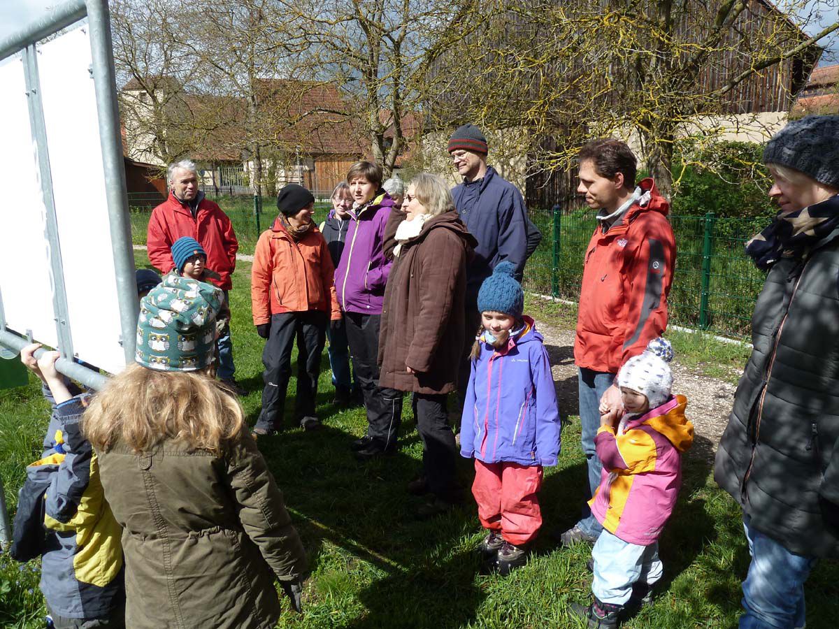 Die Kindergruppe besucht die Streuobstwiese 