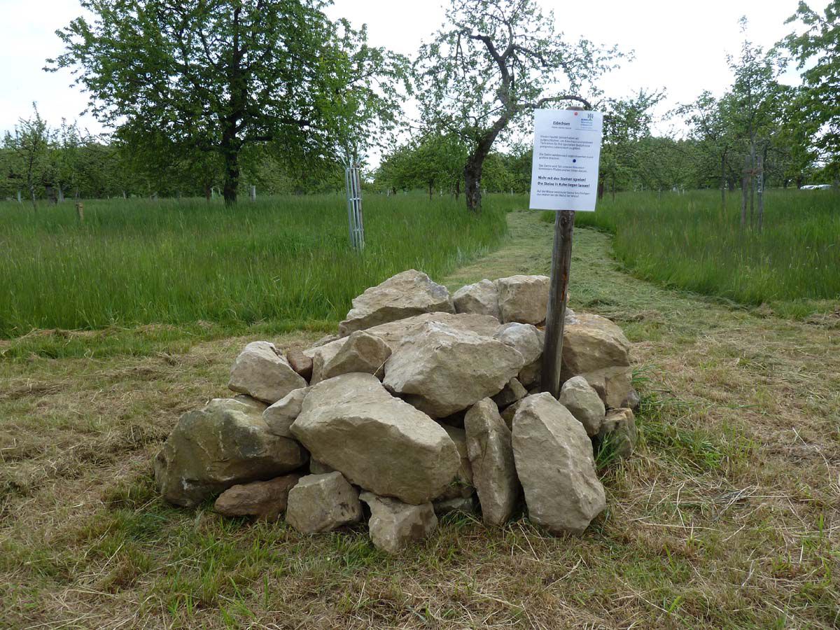 Steinhaufen für Eidechsen und anderes Getier 